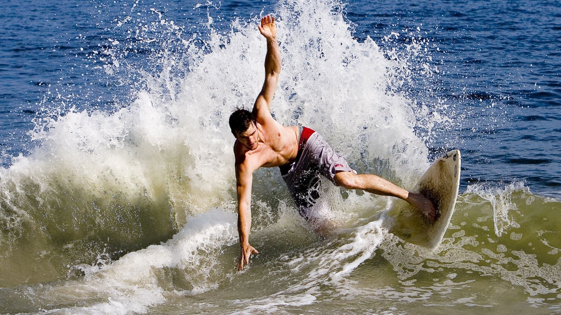 比赛后期连入两球完成逆转展示球队不屈精神，连进两球